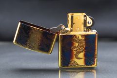 Zippo Armor Đồng Cháy Khắc Rồng Lượn 1 Mặt ZN33