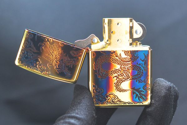 Zippo Armor Đồng Cháy Khắc Rồng Lượn 1 Mặt ZN33