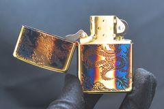 Zippo Armor Đồng Cháy Khắc Rồng Lượn 1 Mặt ZN33