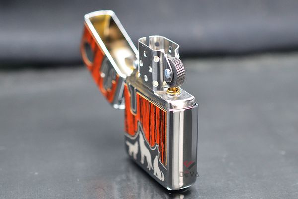 Zippo Armor Ốp Gỗ Chủ Đề Chó Sói Hú Trăng Bản Giới Hạn ZN347