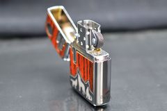 Zippo Armor Ốp Gỗ Chủ Đề Chó Sói Hú Trăng Bản Giới Hạn ZN347