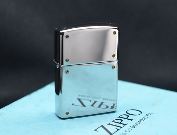 Zet Zippo 1997 kèm bình xăng C133
