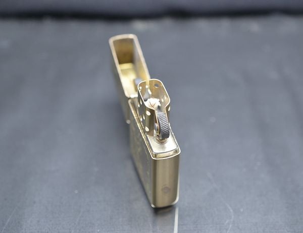 Zippo hoa văn vàng cổ 1992 C53