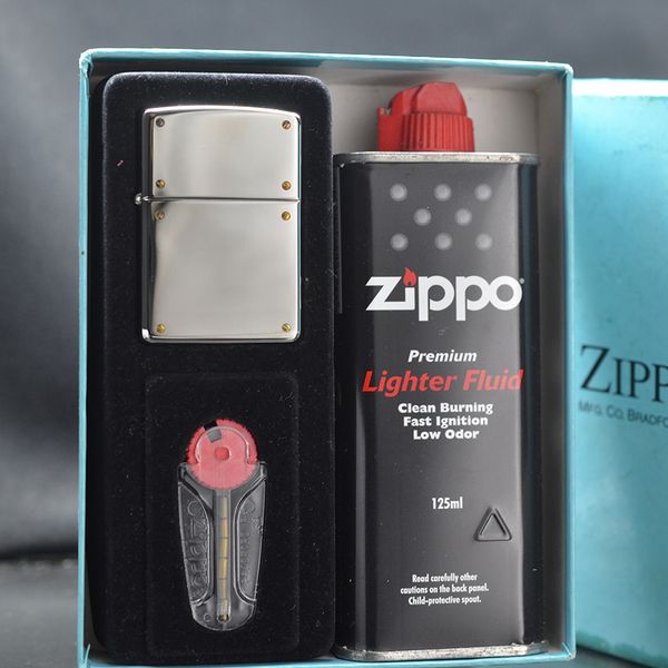 Zet Zippo 1997 kèm bình xăng C133