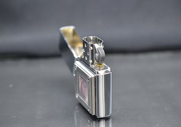 Zippo 2002 emblem gắn khung hình C32