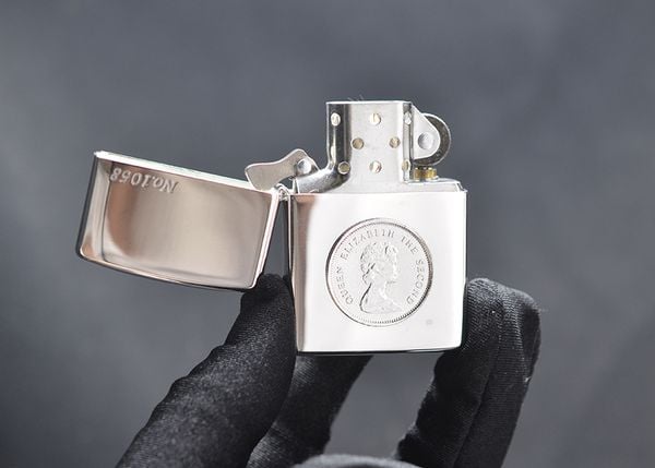 Zippo 1997 emblem đồng Queen C155