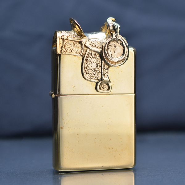 Zippo Mã Vàng 24K Emblem Yên Ngựa – Đời XI La Mã (1995) – Phong Cách Cowboy Viễn Tây C744