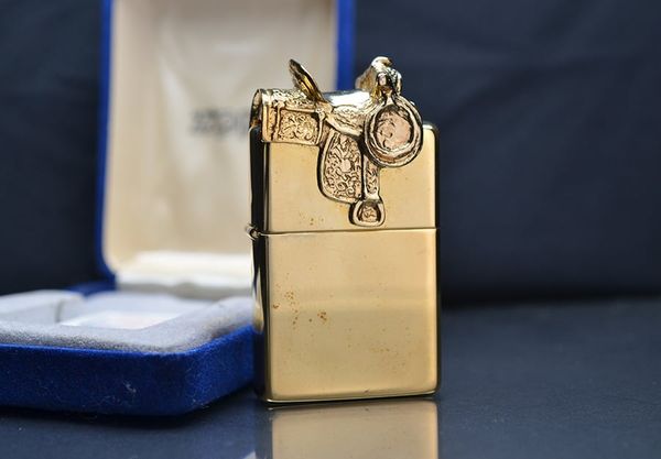 Zippo Mã Vàng 24K Emblem Yên Ngựa – Đời XI La Mã (1995) – Phong Cách Cowboy Viễn Tây C744