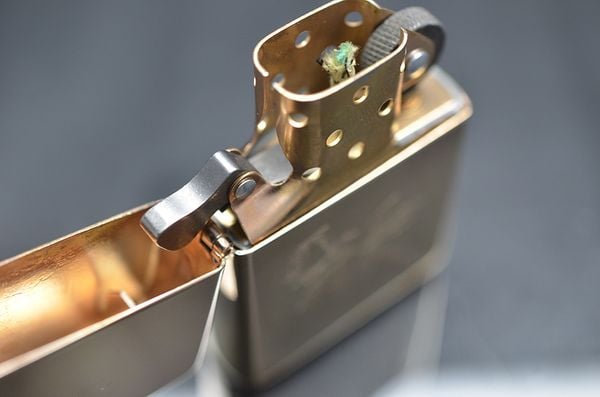 Zippo 2000 khắc bông hồng mạ vàng hồng C49