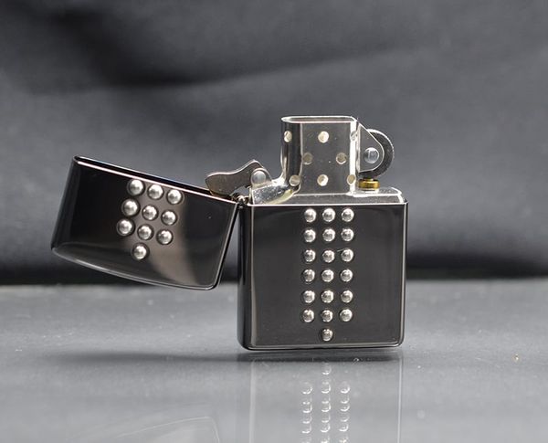 Zippo 2005 gắn bạc khối C84