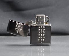 Zippo 2005 gắn bạc khối C84