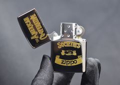 Zippo 1994 mạ vàng trên nền đen C338