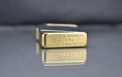 Zippo tái bản 1941 mạ vàng kẻ chéo số giới hạn ZN293