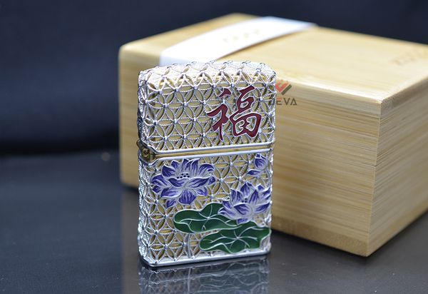 Zippo bọc lưới hoa văn bông sen ZN297