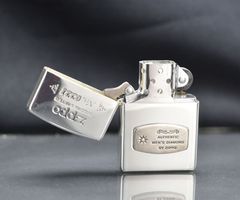 Zippo 1995 emblem gắn kim cương C72