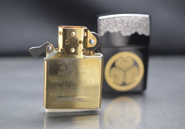 Zippo 2000 sơn mài hoa văn C126