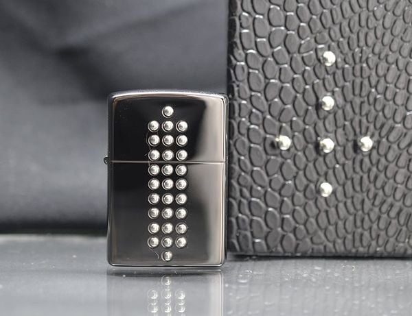 Zippo 2005 gắn bạc khối C84