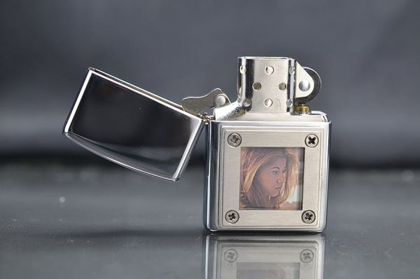 Zippo 2002 emblem gắn khung hình C32