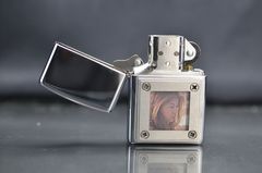 Zippo 2002 emblem gắn khung hình C32