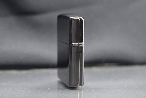 Zippo 2005 gắn bạc khối C84