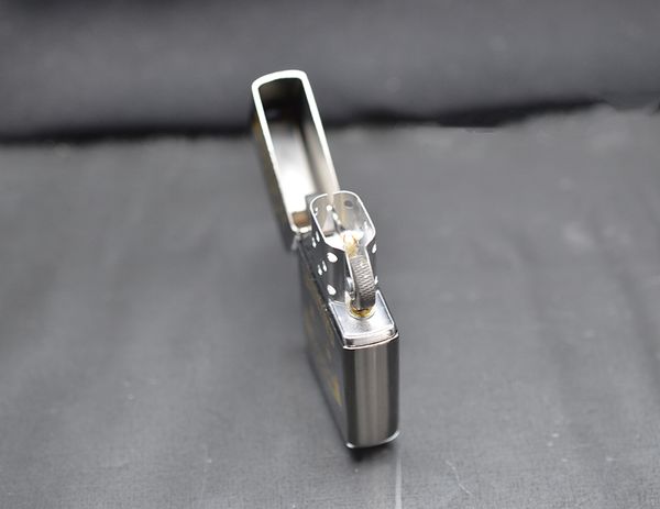Zippo 1994 mạ vàng trên nền đen C338