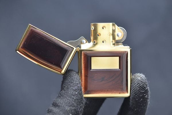 Zippo 1997 mạ vàng ốp emblem hổ phách C740