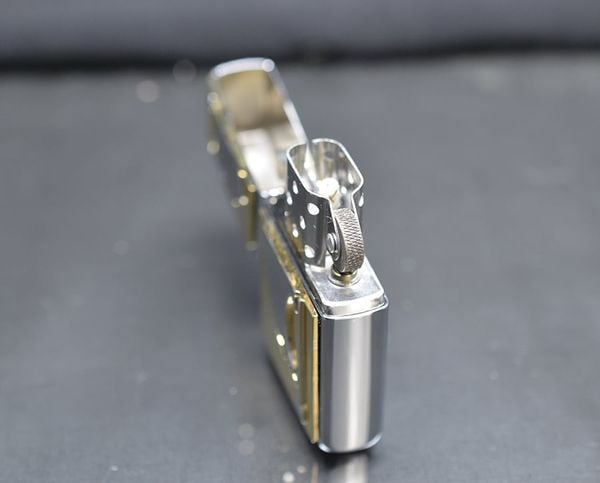 Zippo 1996 Buffalo Stampede – Chủ Đề Đàn Bò Tót – Mạ Vàng Gold Plated – Đời XII La Mã C82