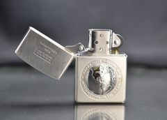 Zippo 2000 mạ bạc ốp emblem trái đất C109
