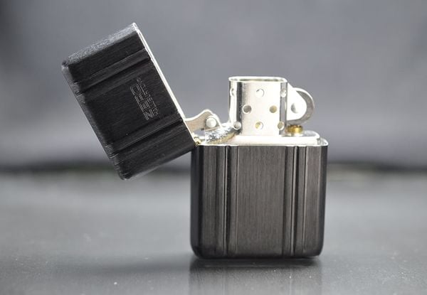 Zippo Ốp Emblem Zero - Thiết Kế Tối Giản Sang Trọng - Đời Năm 2002 C684