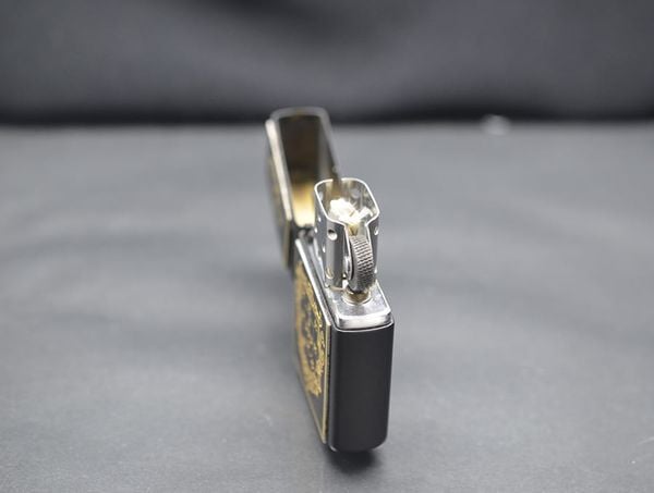 Zippo 1996 Emblem Vương Miện – Mạ Vàng Gold Plated Bản Hoàng Gia Sang Trọng C05