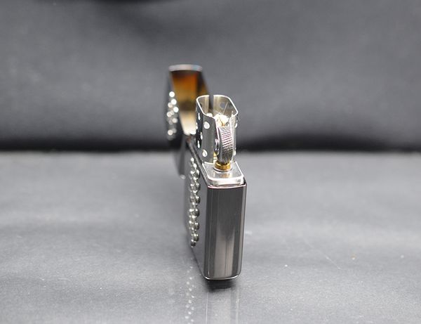 Zippo 2005 gắn bạc khối C84