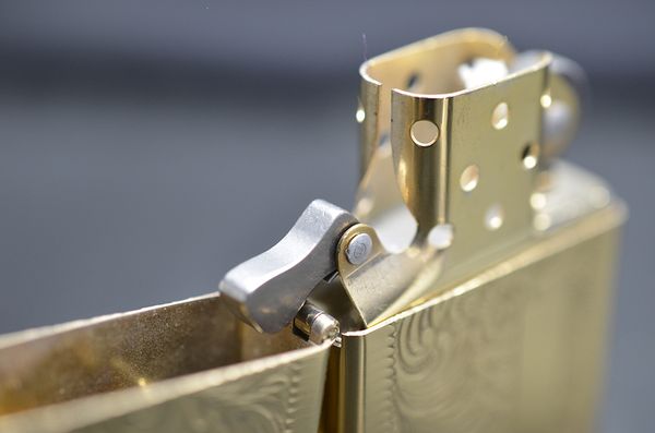 Zippo hoa văn vàng cổ 1992 C53