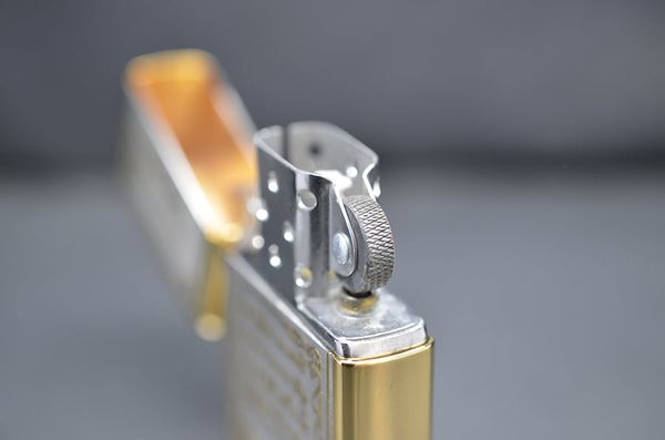 Set zippo mạ vàng kèm bình xăng mini 1994 C792