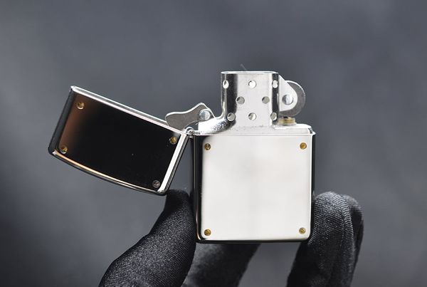 Zet Zippo 1997 kèm bình xăng C133