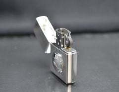 Zippo 2000 mạ bạc ốp emblem trái đất C109