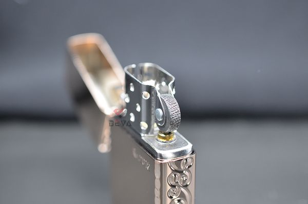 Zippo Armor vàng hồng hoa văn cạnh ZN93