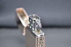 Zippo Armor vàng hồng hoa văn cạnh ZN93