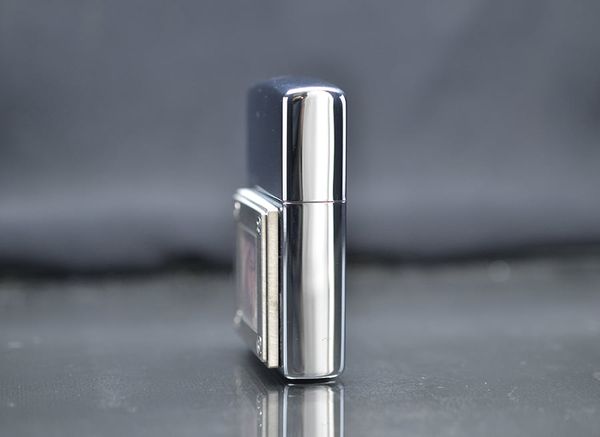 Zippo 2002 emblem gắn khung hình C32