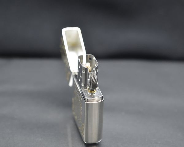 Zippo 1996 mạ bạc hoa văn vàng C141