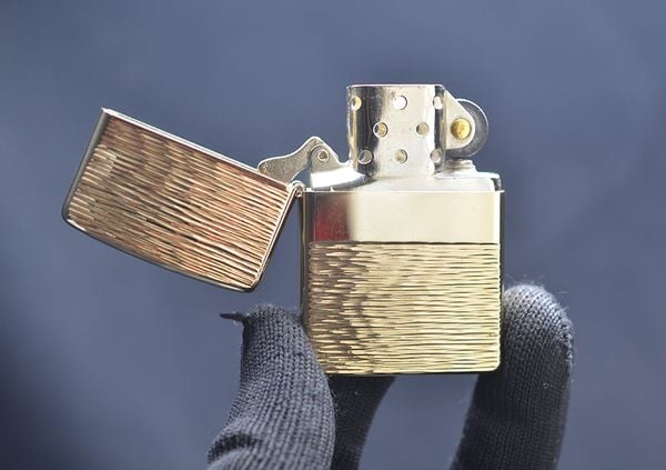 Zippo mạ vàng năm 1976 GOLD PLATE C446