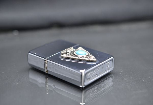 Zippo 2000 Emblem mũi tên đá xanh ngọc C145
