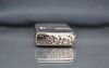 Zippo Armor vàng hồng hoa văn cạnh ZN93