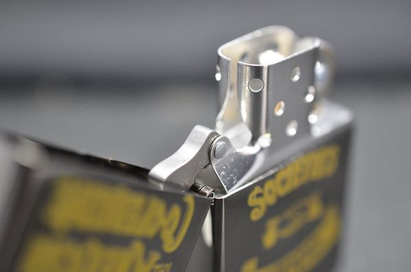 Zippo 1994 mạ vàng trên nền đen C338