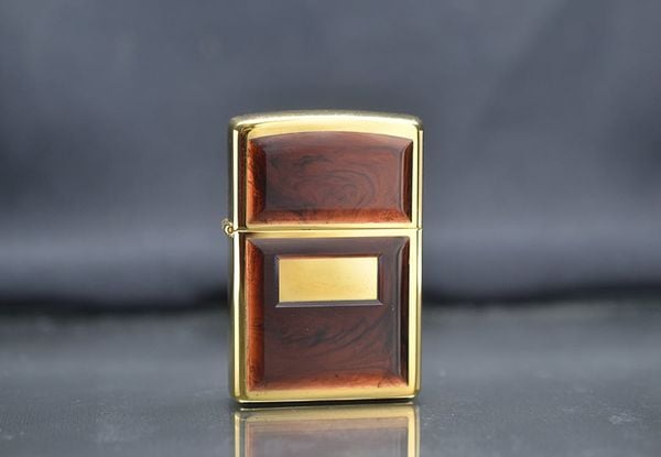 Zippo 1997 mạ vàng ốp emblem hổ phách C740