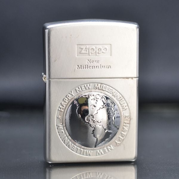 Zippo 2000 mạ bạc ốp emblem trái đất C109