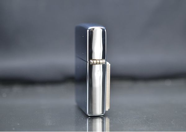 Zippo 2002 emblem gắn khung hình C32