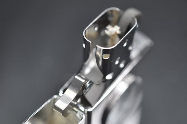 Zippo 1997 emblem đồng Queen C155