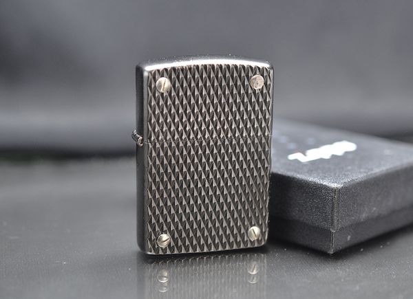 Zippo màu titan hình caro hiếm   (2005) C529