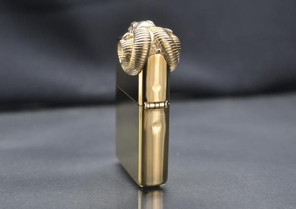 Zippo 1993 Emblem Đầu Thú – Mạ Vàng Toàn Thân Gold Plated – Đời IX La Mã Đẳng Cấp C166