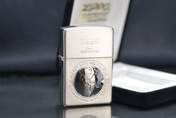 Zippo 2000 mạ bạc ốp emblem trái đất C109